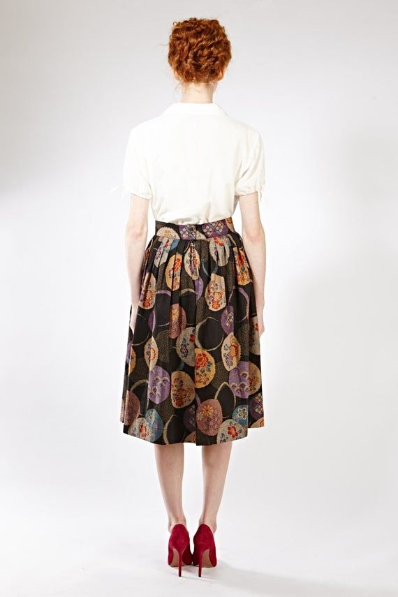 Women Linen Skirt, Floral Skirt, 1950's Skirt❃ The power of a beautiful skirt is not to be underestimated. The right skirt can transform your confidence and break hearts from across the room. Unlock that power with this simply beautiful 1950s skirt.❃ Fall weather is no excuse to dial down the glamour; this full, pleated skirt will keep the windy weather out and eyes on you. The "Esperanza" skirt immediately grabs attention with its bold design and subdued palette.❃ The knee length "Esperanza" sk Skirt Circle, 1950s Skirt, Skirt Linen, Retro Skirt, Pocket Skirt, Skirt Pleated, Skirt Floral, Beautiful Skirts, Fall Skirts