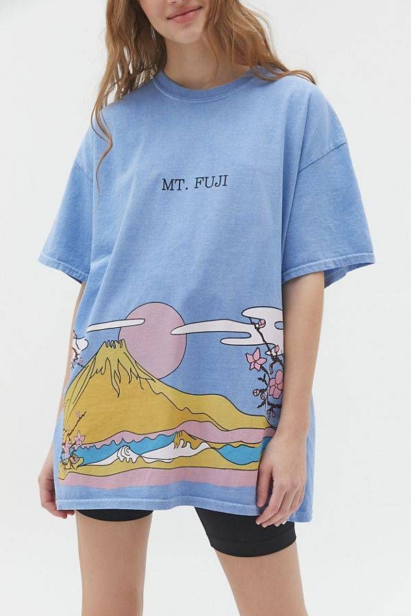 The 20 Best Oversize T-Shirts for Women | Who What Wear Urban Outfitters Outfit, Oversize Tshirt Outfits, Urban Outfitters Clothes, Diy Vetement, Mt Fuji, Aesthetic T Shirts, Urban Dresses, Hoodie Outfit, Tshirt Outfits