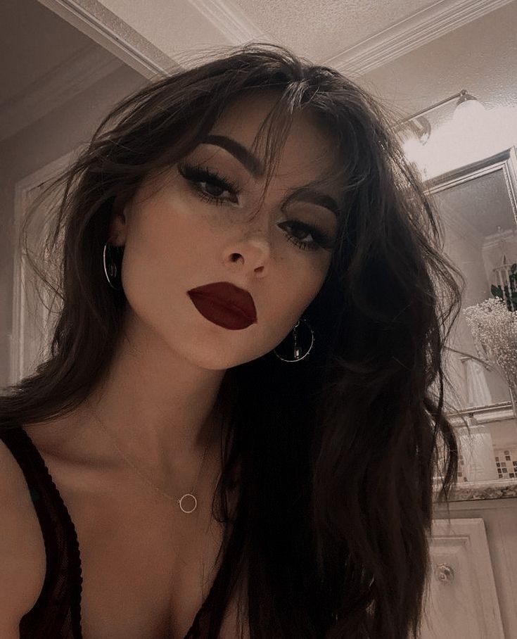 Feminine Makeup, Spooky Diy, Dark Makeup Looks, Red Lip Makeup, Makijaż Smokey Eye, Edgy Makeup, Black Makeup, Cute Makeup Looks, Dark Feminine Aesthetic