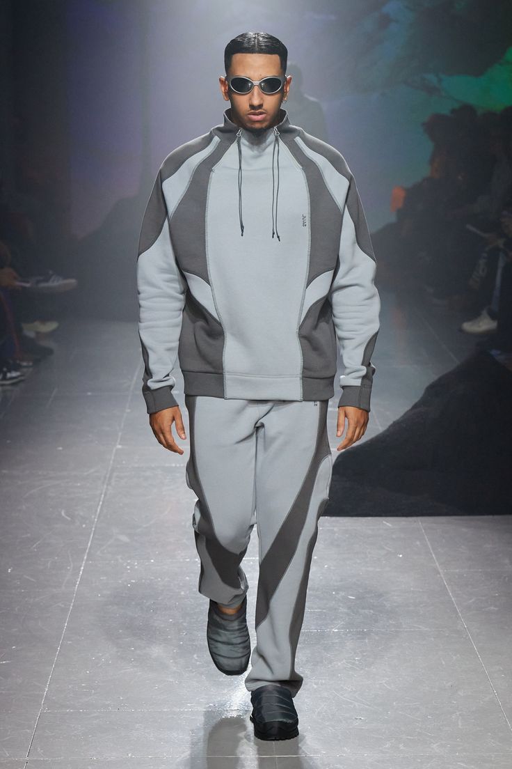 Saul Nash - Fall 2023 Menswear https://www.vogue.com/fashion-shows/fall-2023-menswear/saul-nash/slideshow/collection#24 Mens Activewear Trends, Asrv Sportswear, Mens Sportswear Fashion, Fall 2023 Menswear, 2023 Menswear Fashion Show, Street Style Jacket, Tech Clothing, Activewear Trends, Sportswear Design