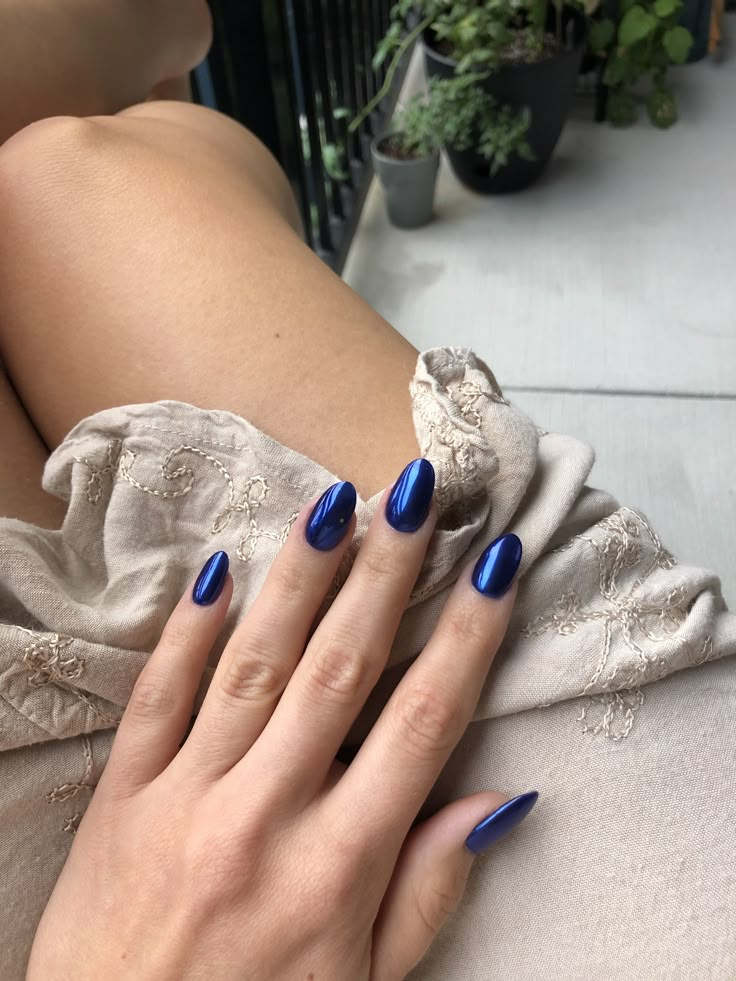 Sapphire Chrome Nails, Metallic Navy Blue Nails, Dark Blue Metallic Nails, Chrome Dark Nails, Dark Blue Crome Nails, Blue Crome Nails Almond, Midnight Rain Nails, Chrome Navy Nails, Midnight Blue Chrome Nails