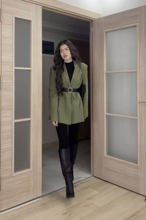 Winter Office Dresses Work Outfits, Elegant Outfit Classy Winter, Stylish Work Outfits 2024 Winter, Formal Office Outfits Women, Outfit Formal Invierno Mujer, Elegant Winter Outfits Classy, Classy Winter Outfits Casual, Winter Outfits Formal, Western Formal Outfits For Women