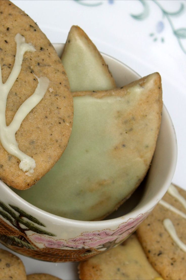 some crackers are in a small bowl