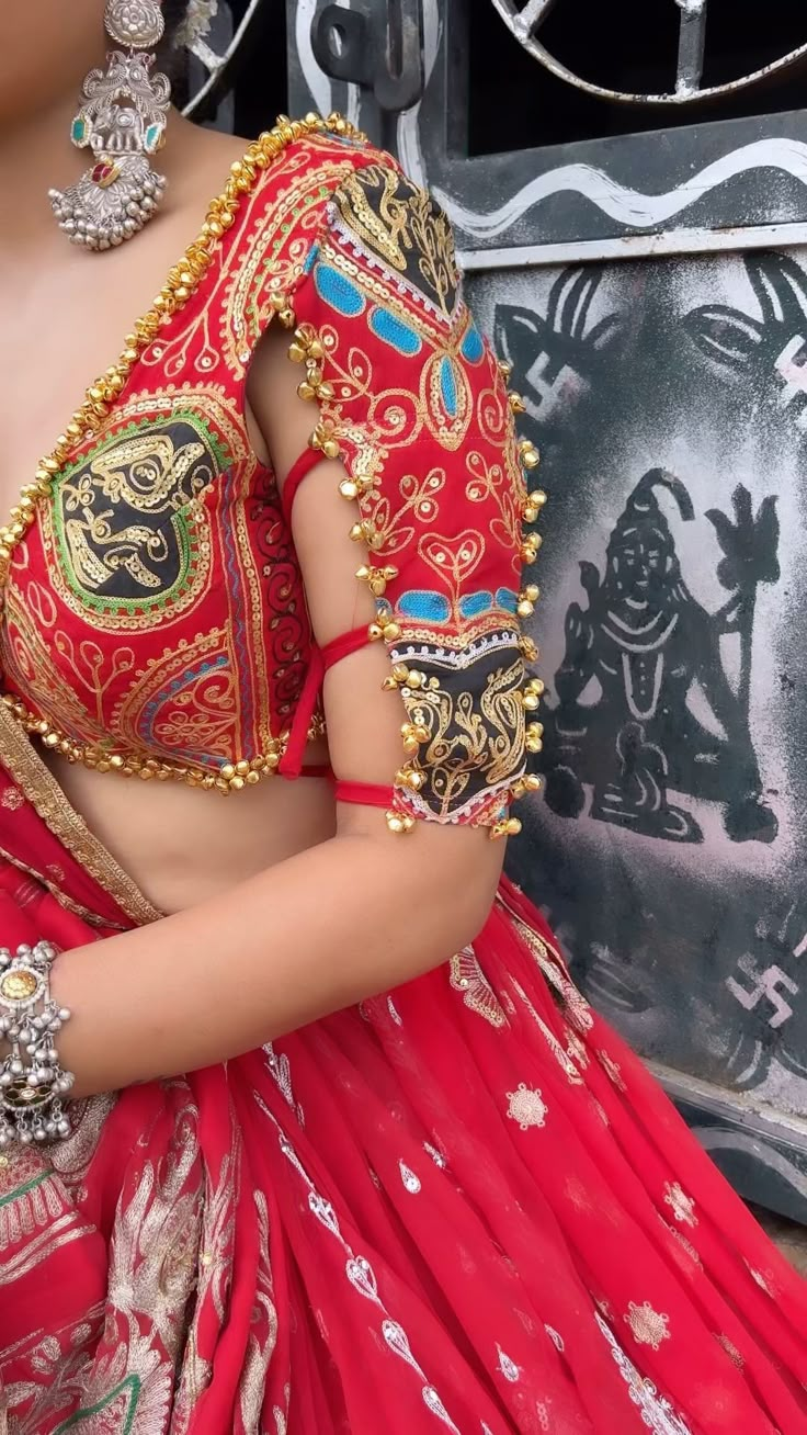 Annu Patel | As navli navratri approaches we’ll be revealing this one of a kind chaniya choli on @frillandflare_annuscreation for y’all to check out!… | Instagram Pack Blouse Design, Navratri Choli Designs Blouses, Mrg Choli, Chaniya Choli Blouse Pattern, Chaniya Choli Blouse Pattern New, Unique Navratri Outfits, Navratri Blouse Designs, Chaniya Choli Designs Navratri, Navratri Design