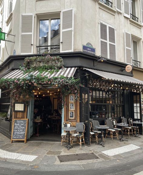 the outside of a restaurant with tables and chairs