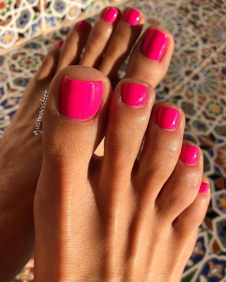 #holidays #italy #sumervibes #pinkpedicure #pedi #ilovemyfeet #perfection #perfectfeet Nails Summer Beach, Toe Nails Summer, Pink Pedicure, Pink Toe Nails, Press On Toenails, Long Toenails, Fake Toenails, Unghie Sfumate, Acrylic Toe Nails