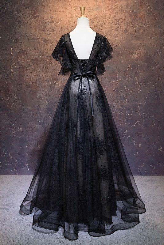 Modestes noirs longs en V V V robes de bal noires robes de fête chic Wedding Nightmare, Castle Vibes, Fantasy Birthday, Chic Party Dress, Goth Dresses, Simple Party Dress, Whimsical Shoes, Prom Dresses Simple, Professional Dress