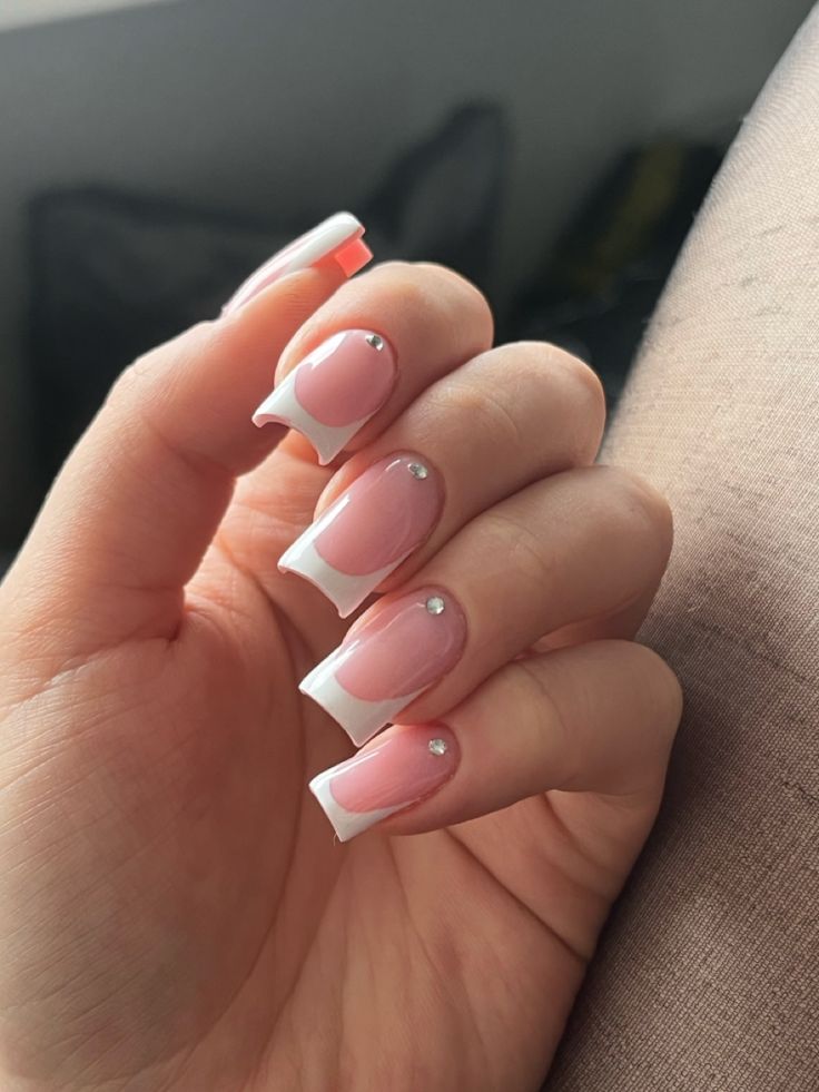 French With Jewels Nails, Gems On French Tip Nails, Square French Tip With Diamonds, Coffin French Tips With Gems, Acrylic Nails Ideas Diamonds, Simple Nail With Gem, White French Tip Nails Square With Gems, French Nails With Rine Stones, Short Square White French Tip Nails With Rhinestones