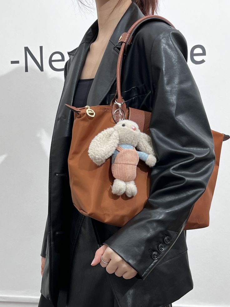 Small Longchamp Le Pliage Outfit, Longchamp Backpack Outfit, Longchamp Aesthetic, Longchamp Le Pliage Outfit, Longchamp Outfit, Longchamp Backpack, Longchamp Mini, Leather Bag Design, Backpack Outfit