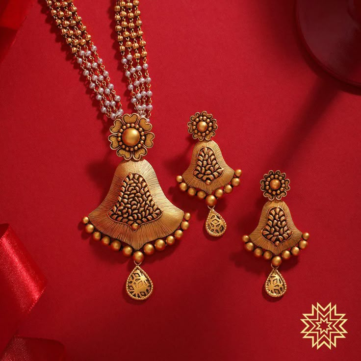 Gold Diamond Necklace Set, Antique Pendant Set, Diamond Jewellery Set, Manubhai Jewellers, Antique Jewellery Designs, Beautiful Gold Necklaces, Gold Mangalsutra Designs, Fancy Jewellery Designs, Gold Necklace Indian Bridal Jewelry