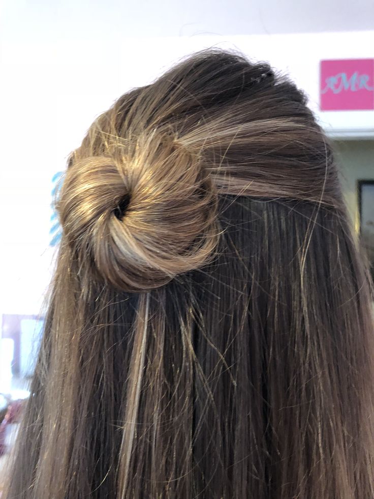 Half Up Half Down Bun Straight Hair, East Half Up Half Down Hairstyles, Hair Half Up Bun, Half Up Half Down Messy Bun, Half Up Bun Hair, Korean Long Hairstyle, Knotless Braids Hairstyle, Korean Hairstyle Ideas, Half Up Half Down Bun