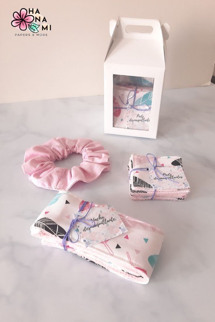 Incluye todo lo que necesitas para tu rutina de skincare. Vincha desmaquillante reutilizable, seis pads desmaquillantes reutilizables un srunchi. Kit Skincare, Cow Craft, Diy Sewing Pattern, Skincare Products, Diy Sewing, Paper Craft, Crafts To Make, Origami, Sewing Patterns