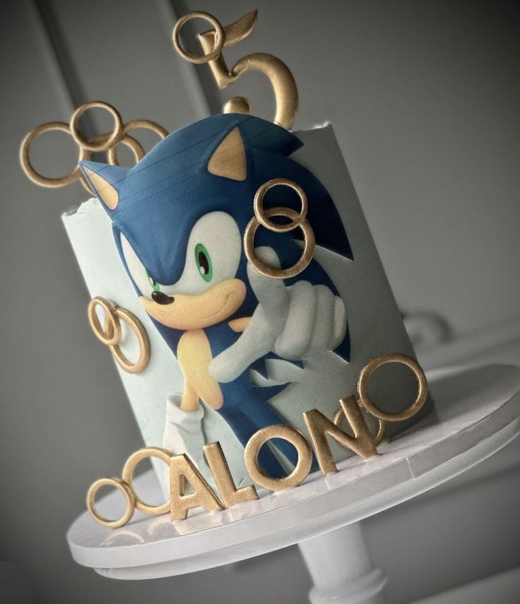 a sonic cake is decorated with gold rings