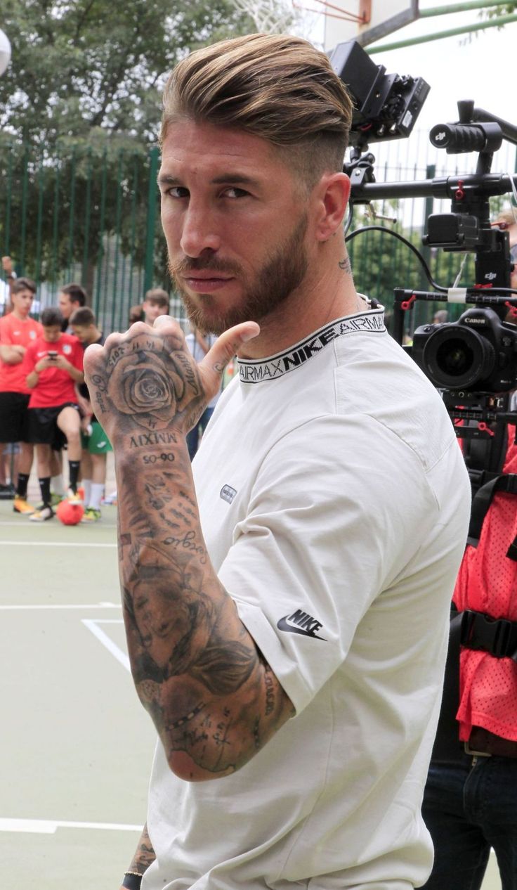 Sleeve Tattoo Men, Sergio Ramos Hairstyle, Sleeve Tattoo For Men, Ramos Haircut, Maluma Haircut, Soccer Players Haircuts, Arm Sleeve Tattoo, Quarter Sleeve Tattoos, Mens Hairstyles With Beard