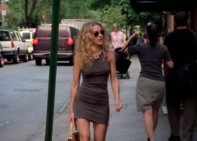 Carrie Bradshaw Outfits, Carrie Bradshaw Style, Flowy Summer Dresses, City Outfits, Paris Outfits, Fashion Tv, Carrie Bradshaw, Gray Dress, Fashion Inspo Outfits