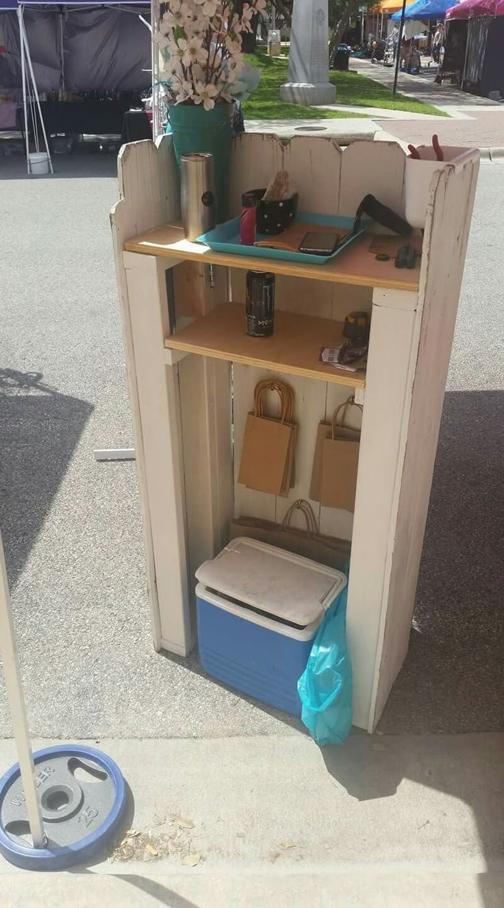 an outdoor storage area with various items on it