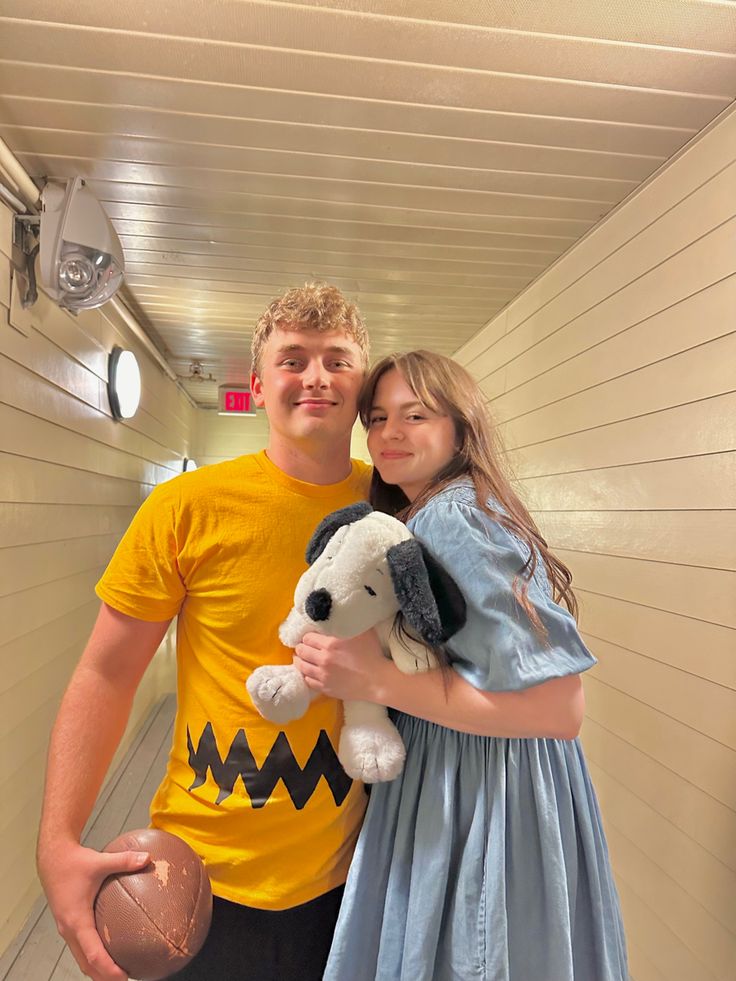 Lucy Costume Charlie Brown, Lucy Halloween Costumes, Diy Costume Ideas For Couples, Lucy Halloween Costumes Charlie Brown, Lucy And Linus Costume, Lucy From Charlie Brown Costume, Snoopy Couple Costume, Lucy Peanuts Costume, Snowwhite And The 7 Dwarfs Costumes