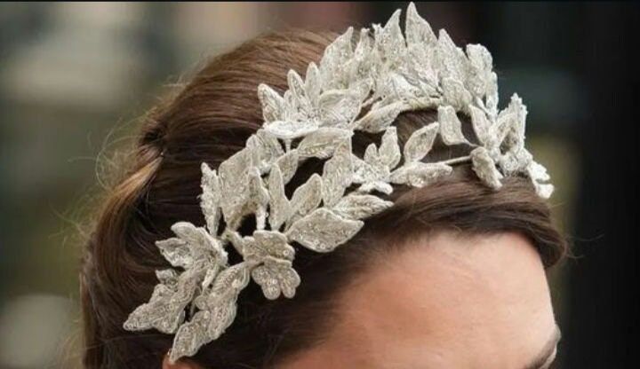 925 sterling silver Kate Middleton leaf tiara in 925 sterling silver and cubic zircon Metal : 925 sterling silver  metal weight: 125.90 gram stone : Cubic zircon Stone weight: 19.80 cwt. Item length: 17 inch Hight: 3.00 inch Item finished in white gold plated over silver Diamond Headpiece, Kate Princess, Leaf Tiara, White Diamond Rings Engagement, Royal Tiaras, The Coronation, Catherine Middleton, Pearl And Diamond Earrings, Floral Headpiece