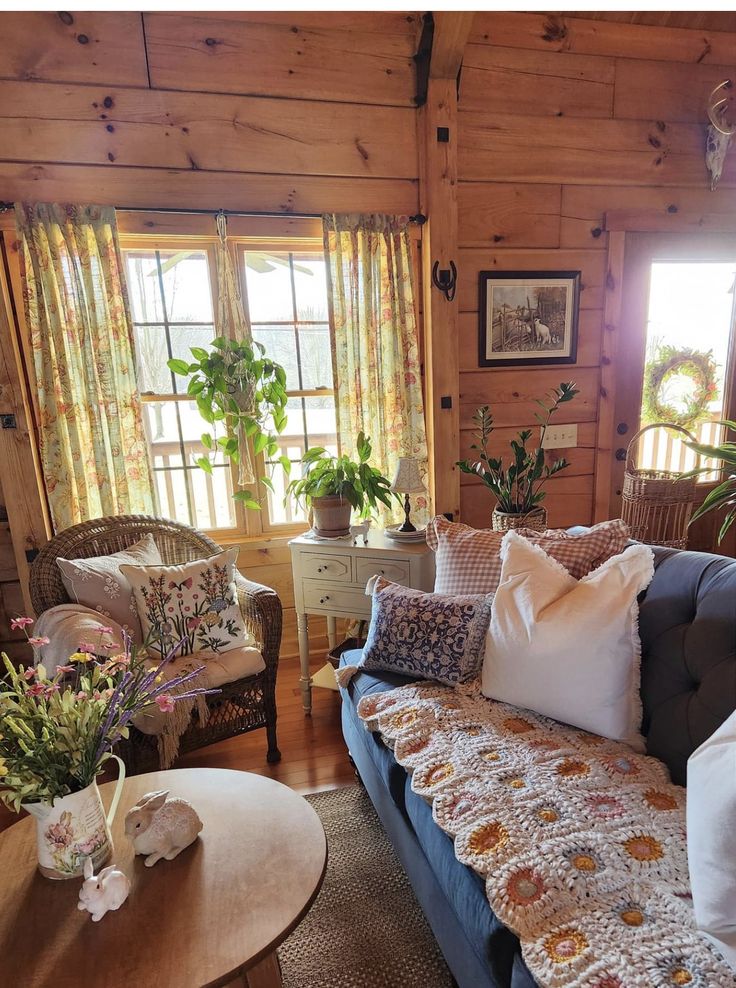 Granny Core Living Room, Grandma Apartment Aesthetic, Grandmas Cottage Aesthetic, Granny House Aesthetic, Grandmacore House Living Room, Grandma Core Living Room, Eclectic Granny, Old Farmhouses, Cabin Vibes