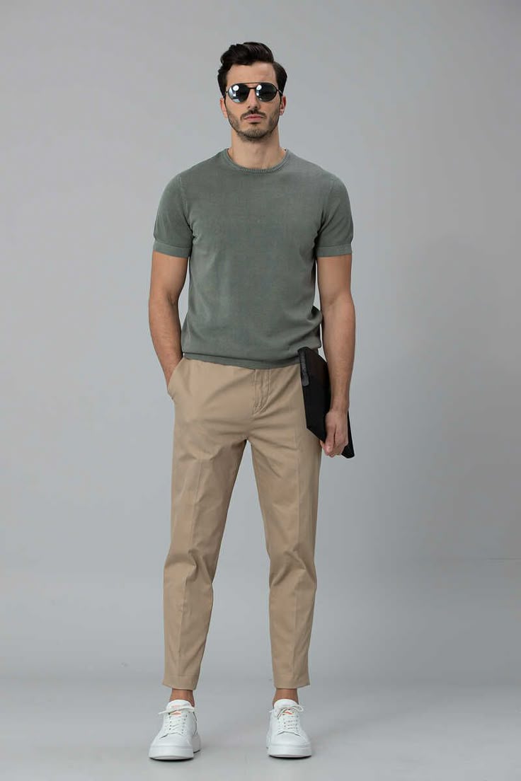 Light Brown Chinos Men Outfits, Mens Slim Fit Outfits Casual, Outfits With Khaki Pants Men, Men Bussines Casual Outfit, Chino And Shirt Outfit Men, Tshirt Pants Outfit Man, Light Chinos Men Outfits, Tshirt And Pants Men Outfit, Slim Fit Pants Men Outfit