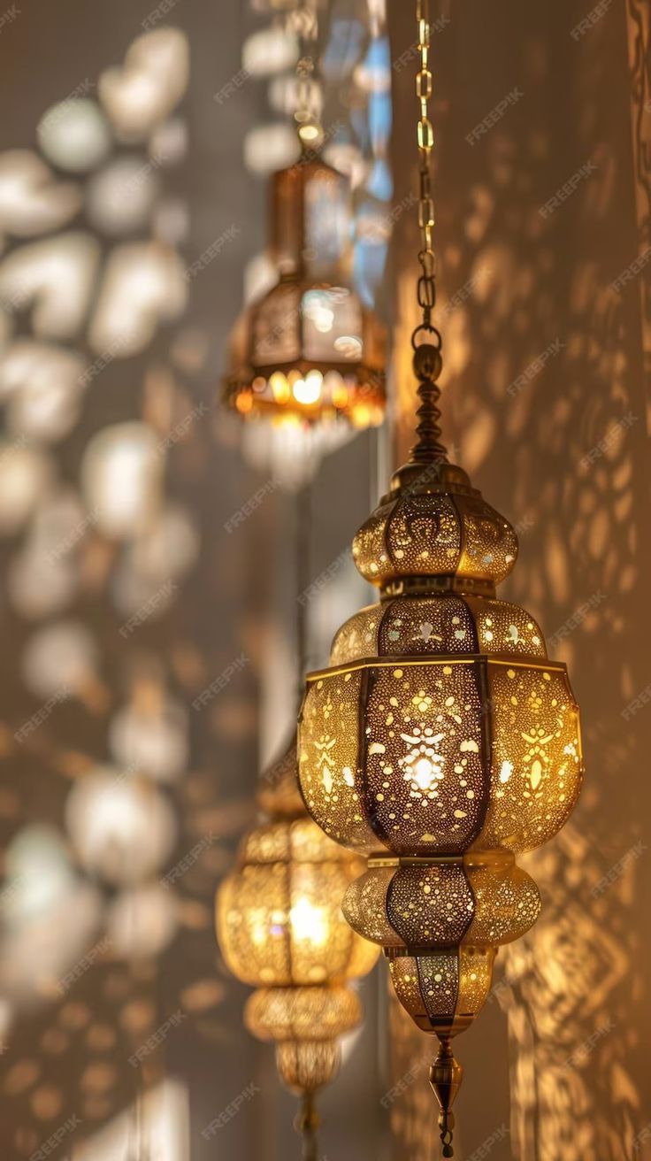 several lights hanging from the ceiling in a room