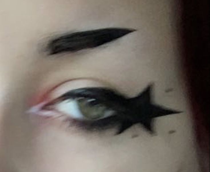 Star Shaped Eyeliner, Goth Star Makeup, Goth Eyebrow Shapes, Goth Makeup Masculine, Hooded Eye Goth Makeup, Star Makeup Look Eyeliner, Trad Goth Eyeliner, Big Eyeliner Goth, Goth Eyeliner Designs