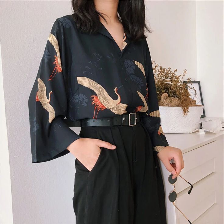 Japanese Cranes, Vintage Style Blouses, Japanese Outfits, Vintage Kimono, Moda Vintage, Style Streetwear, Kimono Fashion, Japanese Fashion, Look Chic