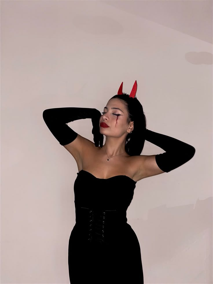 Black Demon Costume Women, Black Dress Costumes Halloween, Demon Outfit Halloween, Devil Halloween Costume Aesthetic, Demon Halloween Costume Outfit, Halloween Devil Outfit, Devil Costume Women Makeup, Devil Costume Women Aesthetic, Halloween Devil Make Up