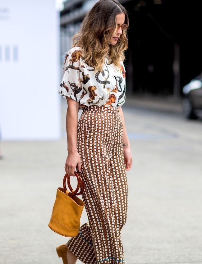 Print mixing at its best! #springstyle #summerstyle #styletips Carrie Bradshaw Outfits, Moda Chic, Cooler Look, Pinterest Fashion, Inspiration Mode, Mixing Prints, Mode Inspiration, Spring Summer Outfits, Best Fashion