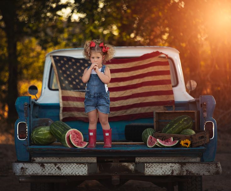 Summer Session Ideas, Back Of Pickup Photoshoot, Summer Mini Photoshoot Ideas, July Photo Shoot Ideas, Watermelon Mini Session Ideas, Summer Mini Photo Session Ideas, Watermelon Photoshoot Ideas, July 4th Mini Session Ideas, Mini Sessions Photography