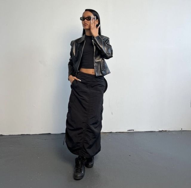 A girl wearing all black, long scrunched up black skirt Y2k Fashion Skirts, Parachute Skirt Outfit, Long Cargo Skirts, Outfit Long Skirt, Cargo Skirt Outfit, Parachute Skirt, Styling Jackets, Styling Skirts, Cargo Skirts