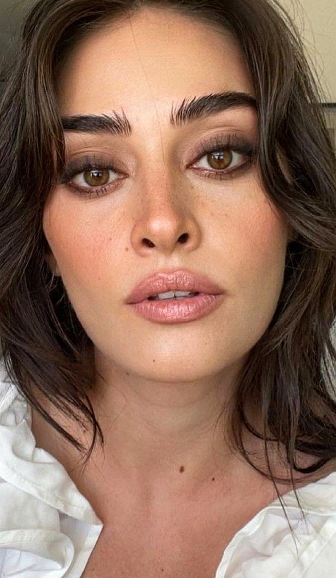 Cool Toned Makeup Looks 90s, Hair Do For Round Face Wedding, Sophisticated Eye Makeup, Doe Eye Eyeshadow, 90s Makeup Brown Eyes, Smoky Natural Eye Makeup, Makeup Looks Downturned Eyes, Clean Smokey Eye, Cool Toned Brown Makeup