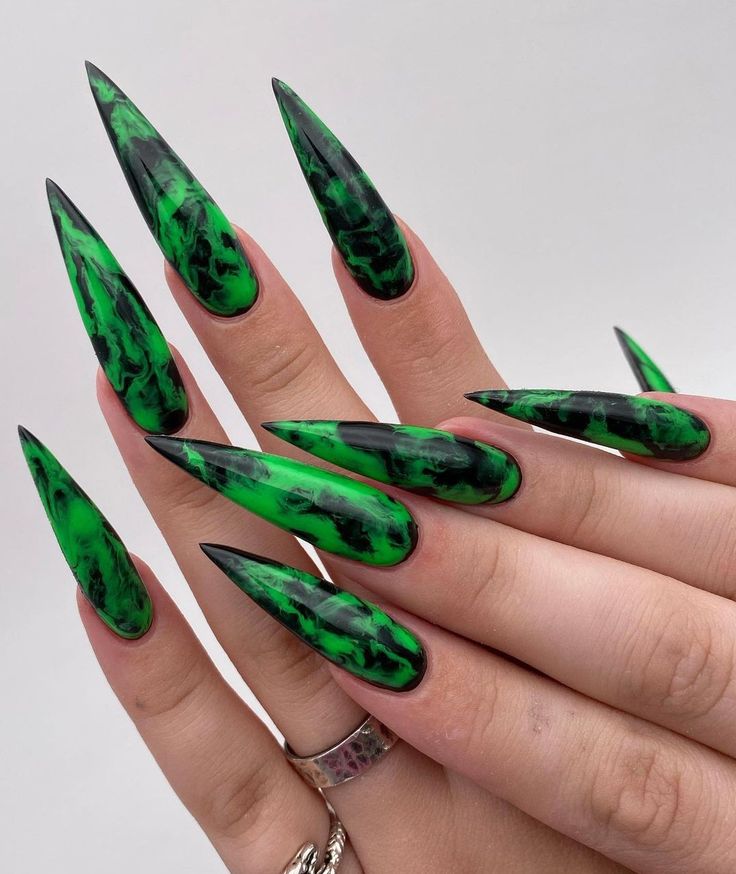 Green Nails Inspiration, Poison Ivy Nails, Nails 2022 Fall, Fall Nails Art, Green Nail Ideas, Blood Nails, Paznokcie Hello Kitty, Lime Green Nails, Acrylic Nails Stiletto