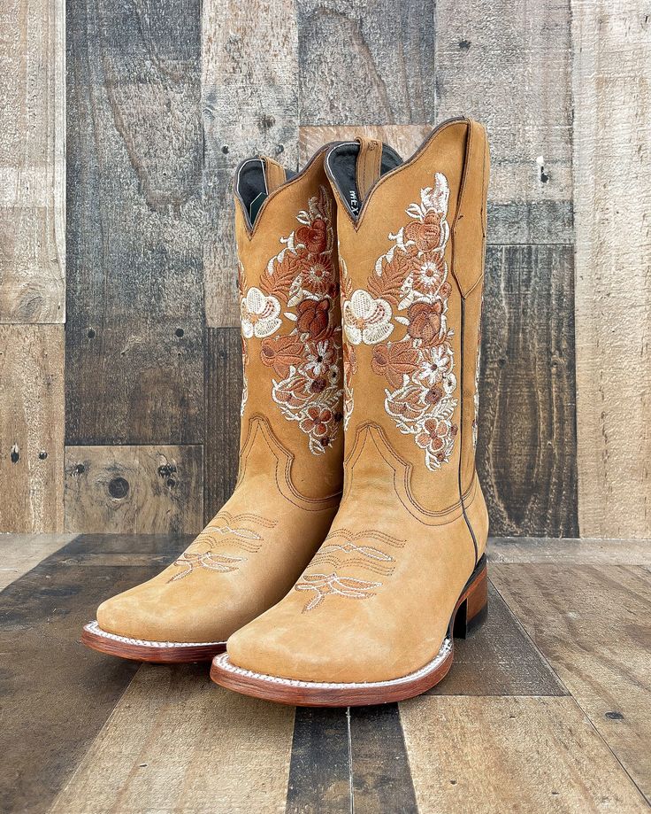 Estas son las botas de cuero hechas a mano de mejor calidad de León, México. Todas nuestras botas cowboy están hechas con el mejor cuero y tienen una suela exterior súper cómoda. Perfecto para ocasiones especiales y uso diario. Funciones: -Color: Marrón rústico -Dedo del pie: Presenta un dedo cuadrado -Forro de cuero genuino -Plantilla de cuero genuino -Suela exterior de cuero genuino POLÍTICAS DE ENVÍO Su pedido será procesado y enviado en 2 - 4 días hábiles. POLÍTICAS DE DEVOLUCIÓN Solo acepta Hand Tooled Country Boots For Fall, Leather Bohemian Boots For Western-themed Events, Western Hand Tooled Boots For Festivals, Hand Tooled Western Boots For Festival, Bohemian Boots With Round Toe For Western-themed Events, Hand Tooled Round Toe Boots For Rodeo, Western Style Embroidered Boots, Fitted Hand Tooled Boots With Round Toe, Western Embroidered Boots For Rodeo