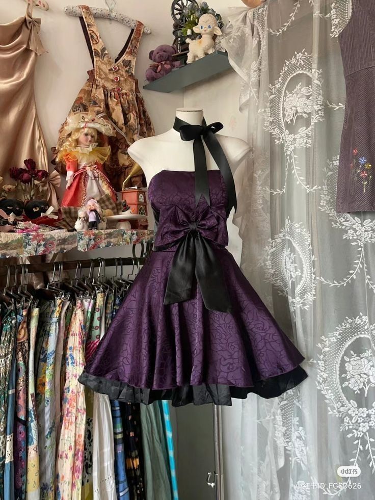 Alternative Aesthetic Outfits, Purple Dress Aesthetic, Purple Dress Outfits, Storyline Ideas, Vintage Purple Dress, Black And Gold Outfit, Dark Purple Dresses, Purple Retro, Slay Outfits