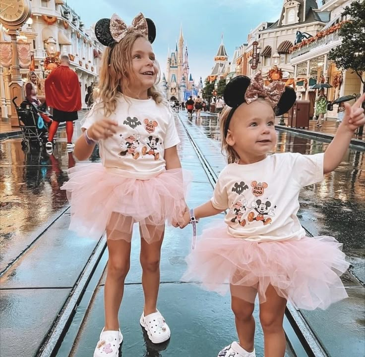 Birthday Disney Outfit, Disney Outfits Girls, Disney Toddler Outfits, Disney Family Outfits, Disney Poses, Disney Trip Outfits, Disney Outfits Women, Disneyland Birthday, Disney With A Toddler