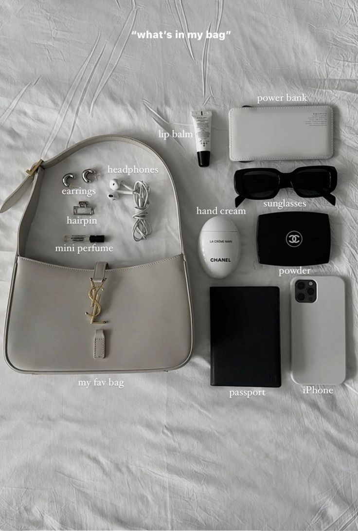 #aesthetic #bag Aesthetic Purse Essentials, What’s In My Bag Men, Whats In My Purse Essentials, What's In My Bag Aesthetic, Basics Aesthetic, Everyday Bag Essentials, Aesthetic Bag, What's In My Purse, What's In My Bag