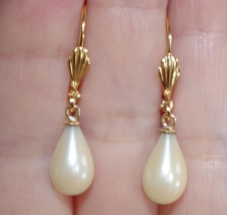 VINTAGE 14K GF 30 MM GOLDEN TEARDROP MAJORCA PEARL LEVERBACK EARRINGS  WELCOME TO MY HANDMADE STORE: HAND MADE 14K GOLD FILLED 30 MM GOLDEN TEAR DROP WHITE / GOLDEN MAJORCA PEARL LEVERBACK EARRINGS THESE EARRINGS ARE FROM HOBE OLD STOCK PEARLS FROM SPAIN. THEY ARE FROM HOBE COMOANY. SOME HAVE DISCOLORATIONS BUT I CLEANED THEM. SOME MIGHT HAVE SOME NOT VIDSIBLE SCRACHES OR MINOR CRACKS ON TOP DRILLS, ON THE UPPER COATING PART WHICH MIGHT NOT BE SEEN ON DRILL PART THEY ARE TRUE MAJORCA FROM SPAIN. WHITE WITH A TONE OF GOLDON COLOR...BEAUTIFUL COLOR IN MY OPINION. SMOOTH SURFACE. THEY ARE OLD STOCK FROM HOBE COMPANY 13 MM  X 8 MM NICE SIZE PEARLS BEADS NICE SIZE DROPS 30 MM TOP TO BOTTOM. PLEASE SEE PHOTOS YOU WILL LOVE WEARING THEM Care Instructions: @ Please Store Your Jewelry In Airtight B Vintage Teardrop Pearl Drop Earrings, Vintage Teardrop Pearl Earrings For Anniversary, Victorian Pearl Drop Earrings For Formal Occasions, Pearl Drop Jewelry, Grad Accessories, White Bead Earrings, Gold And Pearl Earrings, Vintage Pearl Earrings, Gold Teardrop Earrings