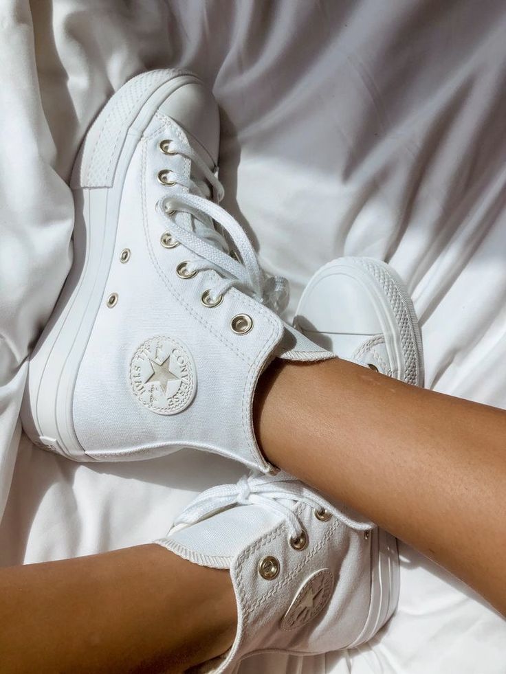 Kasut Pengantin, Converse Haute, Dr Shoes, Fresh Shoes, Cute Sneakers, White Converse, Hype Shoes, Shoe Inspo, Aesthetic Shoes