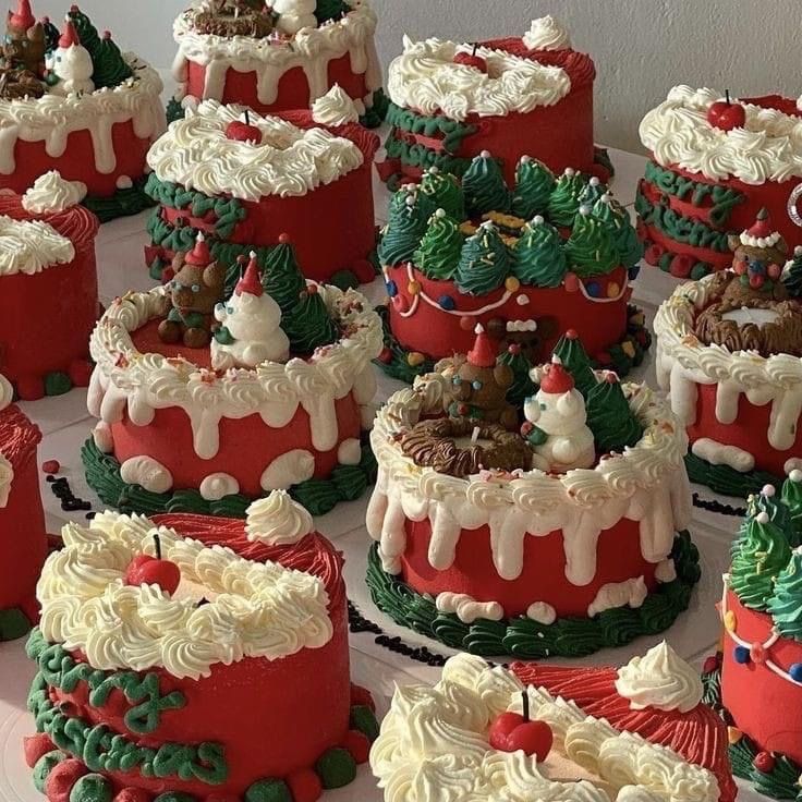 there are many cakes decorated with christmas decorations on top of each other, including santa's sleighs and trees