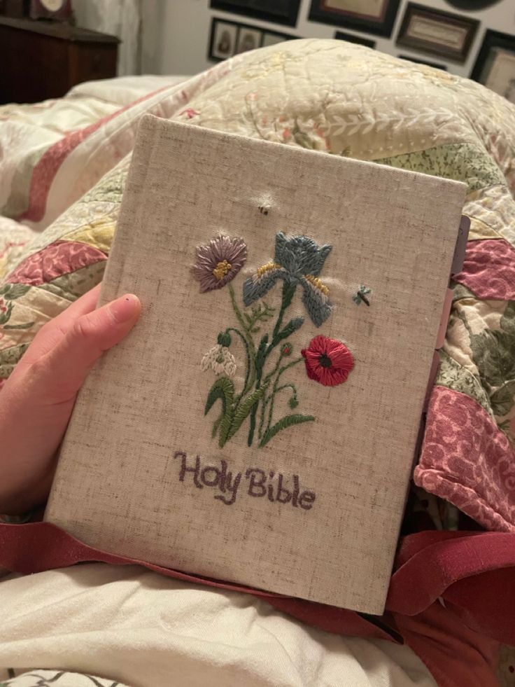 Bible Cover Ideas Fabrics, Embroidery Bible Cover, Embroidered Bible Cover, Christian Cottagecore Aesthetic, Bible Designs Cover, Selah Clothing, Aesthetic Bible Cover, Bible Cover Diy, Bible Decorations Ideas