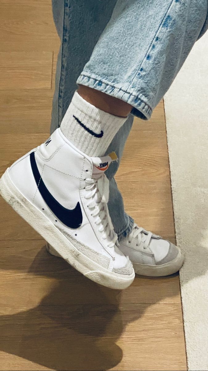 Sneakers Blazers Shoes Outfit, Nike Blazers Aesthetic, Blazers Aesthetic, Nike Blazer Aesthetic, Nike Shoes Blazer, Outfits With Nike Blazers, Nike Shoes Collection, Nike Blazer Shoes, Nike Blazer Mid 77 Outfit