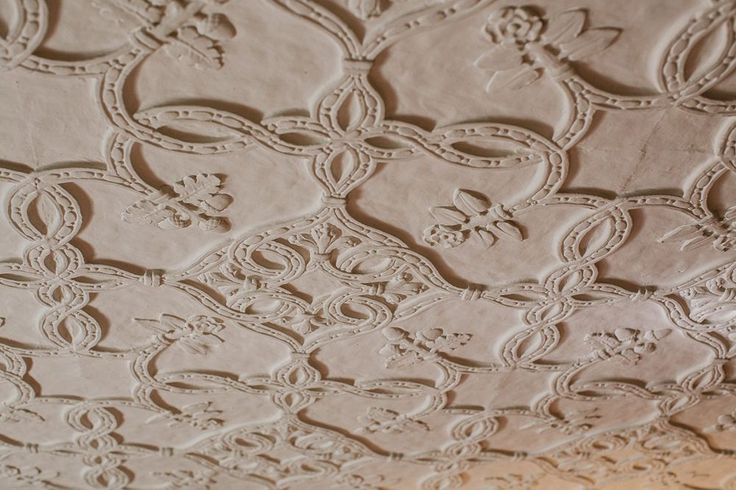 an intricately designed ceiling is shown in this image, with white paint on it