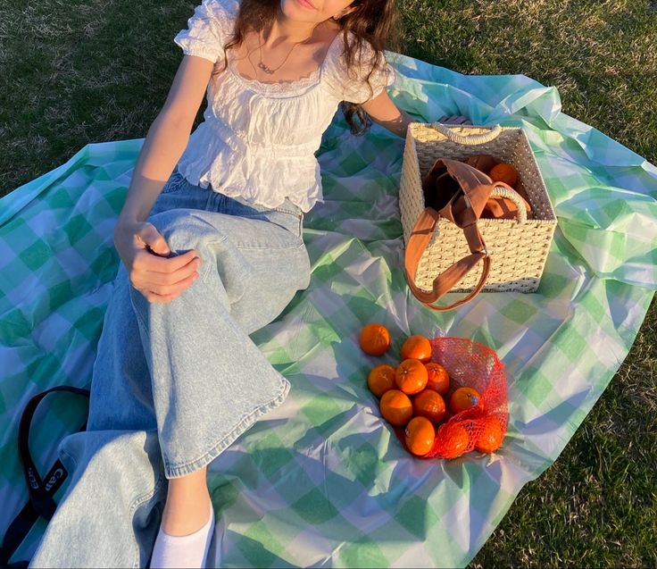 Picnic Outfit Summer Aesthetic, Jeans Picnic Outfit, Pic Nic Outfit Aesthetic, Picnic Outfit Summer Casual, Picnic Day Outfit Casual, Picnic Outfit Jeans, Picnic Outfit Ideas Casual Jeans, Picnic Outfit Pants, Picnic Outfit Aesthetic