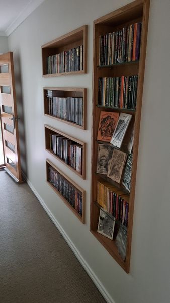 there are many books on the wall in this room