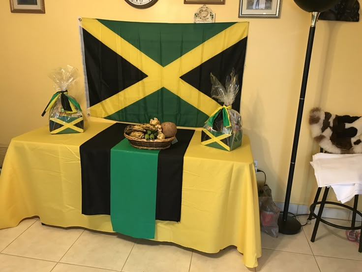 Jamaican Independence Day Party, Jamaica Decorations Parties, Jamaican Theme Party Decoration, Jamaican Centerpiece Ideas, Jamaica Themed Party, Jamaica Day Decorations, Jamaica Flag Aesthetic, Jamaica Party Decorations, Jamaica Birthday Ideas