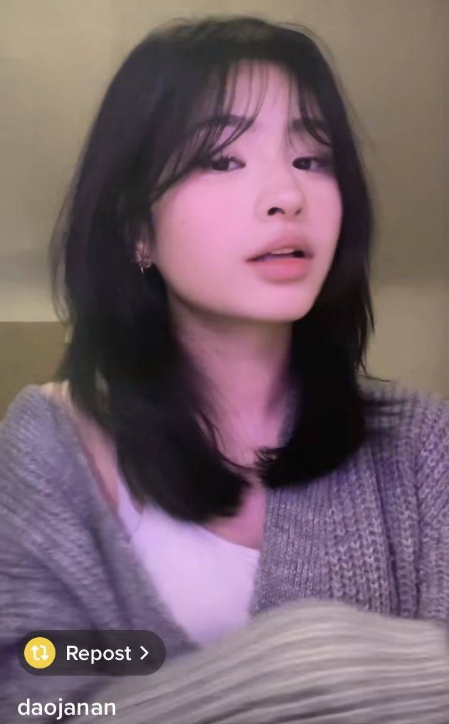 Korean Haircuts For Thick Hair, Korean Haircut Square Face, Korean Haircut No Bangs, Libra Haircut, Asian Girl Haircut Medium, Bangs For Round Face Asian, Korean Haircut Curtain Bangs, Curtain Bangs Circle Face, Haircuts With No Styling