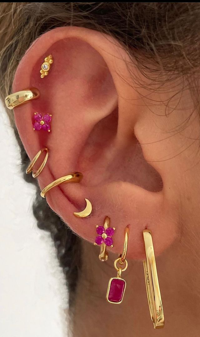 Piercings, pink earrings, gold earrings, hoop, earrings, dangling earring, stud earrings, ear cuff, helix piercing Gold Ear Piercings Aesthetic, Gold Earing, Ear Styling, Ear Peircings, Earrings Huggies, Piercings Ear, Cool Ear Piercings, Pretty Ear Piercings, Piercing Cartilage