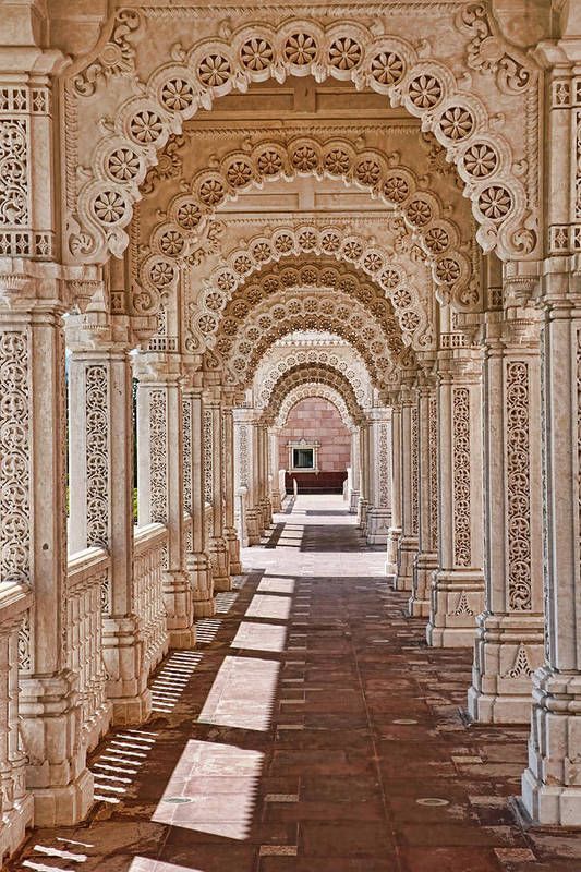 an archway in the middle of a building with columns and arches on both sides,