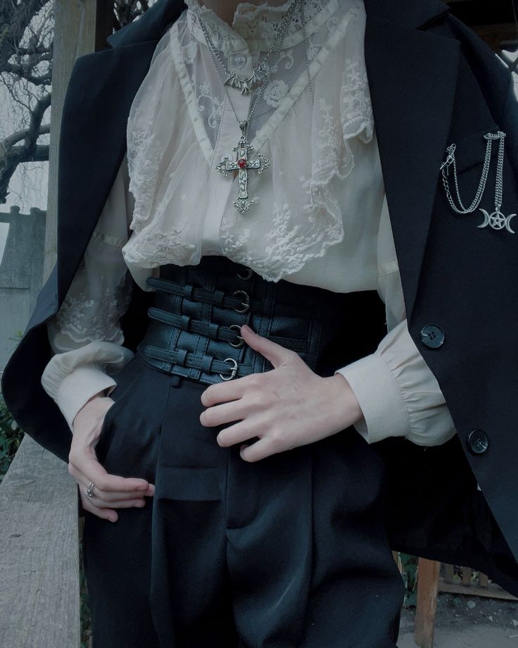 Vampire Fashion, Victorian Vampire, Vampire Clothes, Victorian Clothing, Cooler Look, Prom Outfits, Fancy Outfits, Fantasy Clothing, Character Outfits